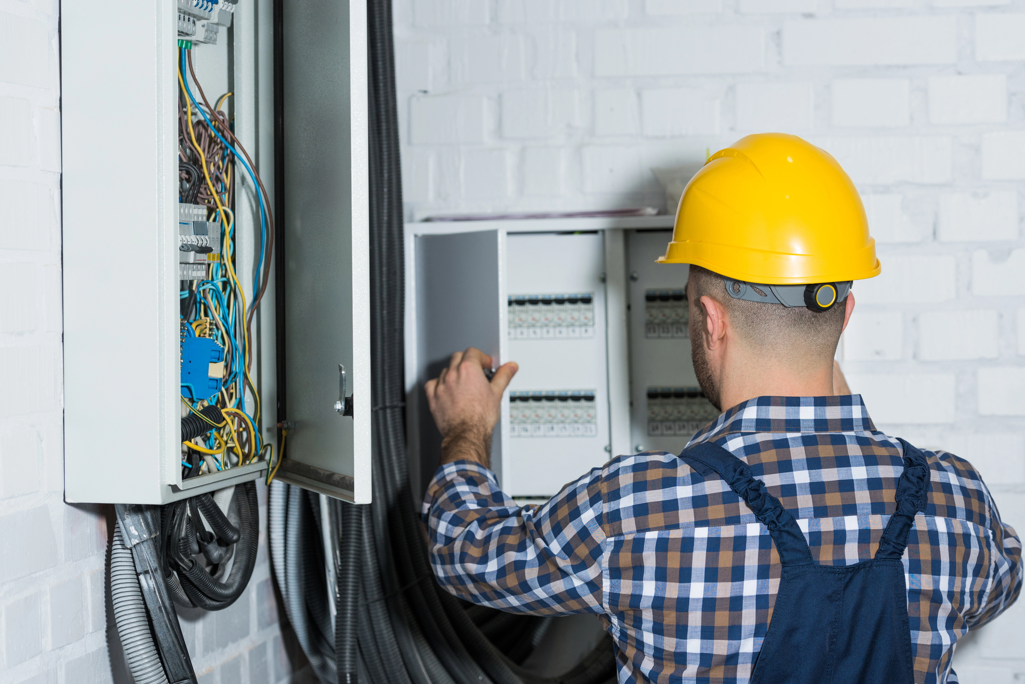 técnico realizando arreglos de electricidad